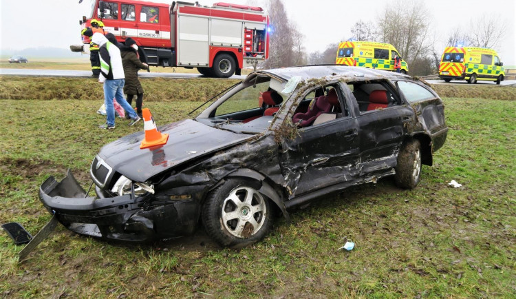 Spolujezdci vyletěli ven z havarovaného vozidla, neměli zapnuté bezpečnostní pásy