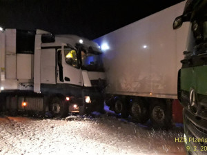 Přívaly sněhu opět potrápily řidiče v Plzeňském kraji, nehoda kamionů ochromila provoz dálnice D5