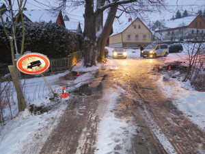 Zbloudilý kamion v obci demoloval vše co mu přišlo do cesty, nakonec uvízl na poli