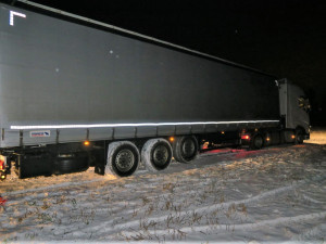 Zbloudilý kamion v obci demoloval vše co mu přišlo do cesty, nakonec uvízl na poli