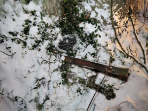 Zbloudilý kamion v obci demoloval vše co mu přišlo do cesty, nakonec uvízl na poli