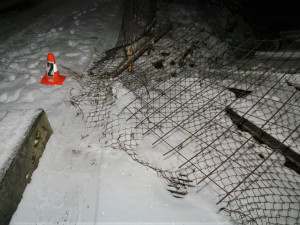 Zbloudilý kamion v obci demoloval vše co mu přišlo do cesty, nakonec uvízl na poli