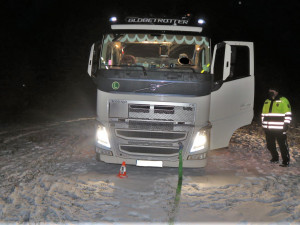 Zbloudilý kamion v obci demoloval vše co mu přišlo do cesty, nakonec uvízl na poli