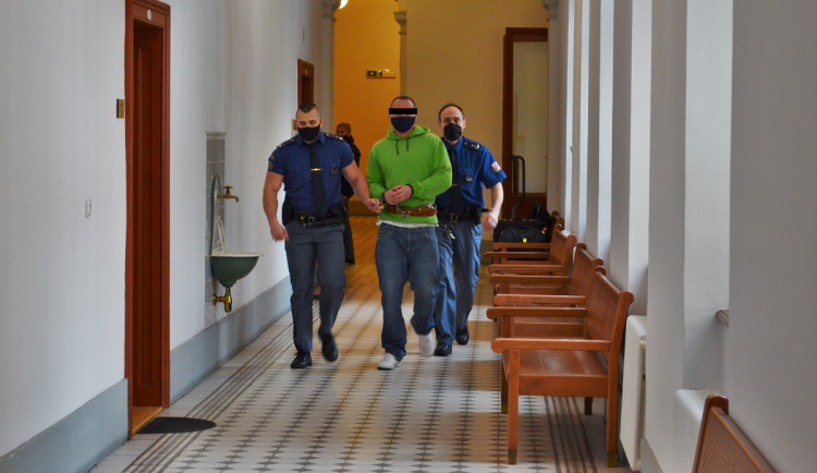 Střepem ze sklenice mu podřízl hrdlo, nyní čelí obžalobě z pokusu vraždy