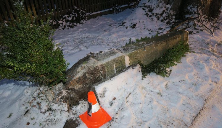 Zbloudilý kamion v obci demoloval vše co mu přišlo do cesty, nakonec uvízl na poli