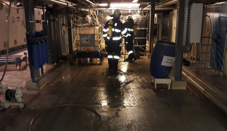 Reakce dvou chemikálií vyhnala z firmy 17 zaměstnanců