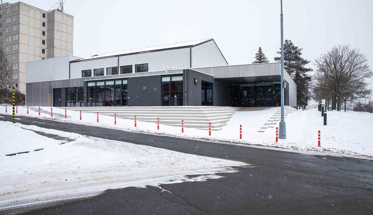 Velkokapacitní očkovací místo Plzeňského kraje bude v objektu elektrotechnického učiliště v Plzni na Skvrňanech