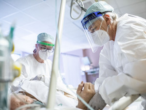 Nemocnicím v Plzeňském kraji prudce roste počet covid pacientů