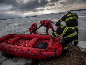 Záchrana tonoucího je vypjatá situace, důležité je nepanikařit, říkají hasiči