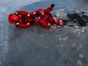 Záchrana tonoucího je vypjatá situace, důležité je nepanikařit, říkají hasiči