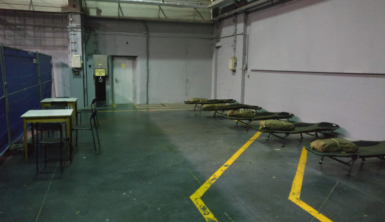 Bezdomovci mrznout nechtějí a mají zájem o noclehy v hale DEPO2015. Město navýší kapacitu krizového střediska