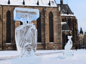 Klasická ZOO má zavřeno u té z ledových soch na náměstí se tísní davy lidí