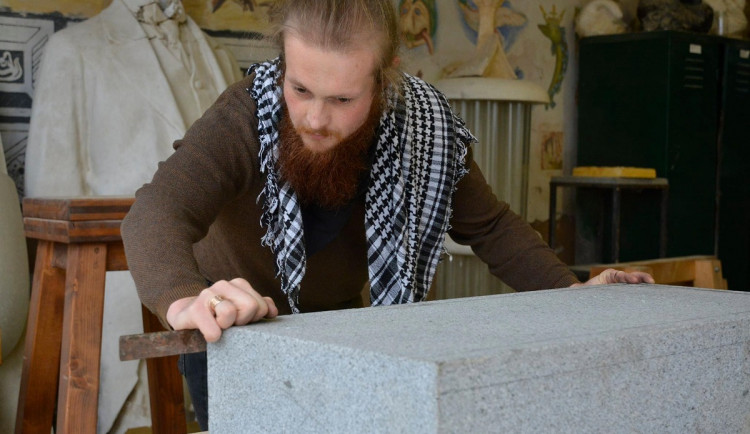 V Sochařském ateliéru ZUŠ Zámeček vzniká replika náhrobku malíře Josefa Šímy