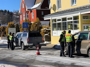 Německá policie přísně střeží hraniční přechody s Českem, k nám nepustí téměř nikoho