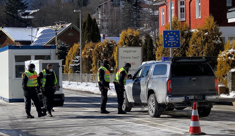 Německá policie přísně střeží hraniční přechody s Českem, k nám nepustí téměř nikoho