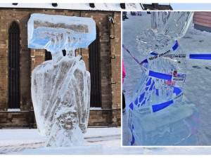 Kvůli neukázněným lidem omotala policie ledové sochy páskou