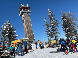 Kdo si chce pořádně zalyžovat, musí si sjezdovky na šumavském Špičáku vyšlápnout pěšky