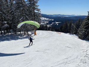 Kdo si chce pořádně zalyžovat, musí si sjezdovky na šumavském Špičáku vyšlápnout pěšky