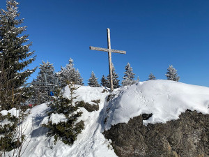 Kdo si chce pořádně zalyžovat, musí si sjezdovky na šumavském Špičáku vyšlápnout pěšky