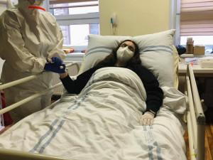Sami jsou v existenční krizi, přesto pomáhají v nemocnici na Karlovarsku
