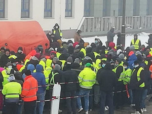 Řidičům kamionů na přechodu v Rozvadově tečou nervy, stojí v dlouhé frontě na testování