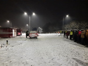 Hasiči přistavili týlový kontejner, kde pro čekající řidiče vaří čaj