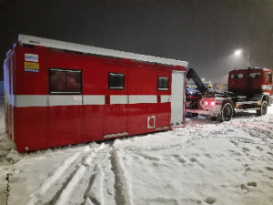 Hasiči přistavili týlový kontejner, kde pro čekající řidiče vaří čaj