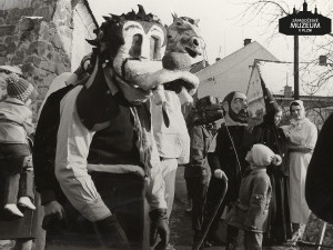 Masopustní průvod v Červeném Hrádku na Plzeňsku roku 1975.