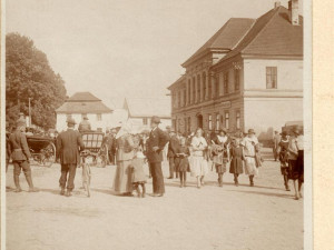 promenáda na náměstí r. 1925
