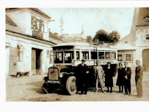 poštovní autobus zhruba v roce 1930