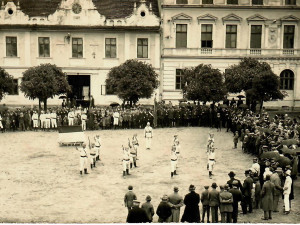 cvičení hasičů se sekyrkami, cca 1930