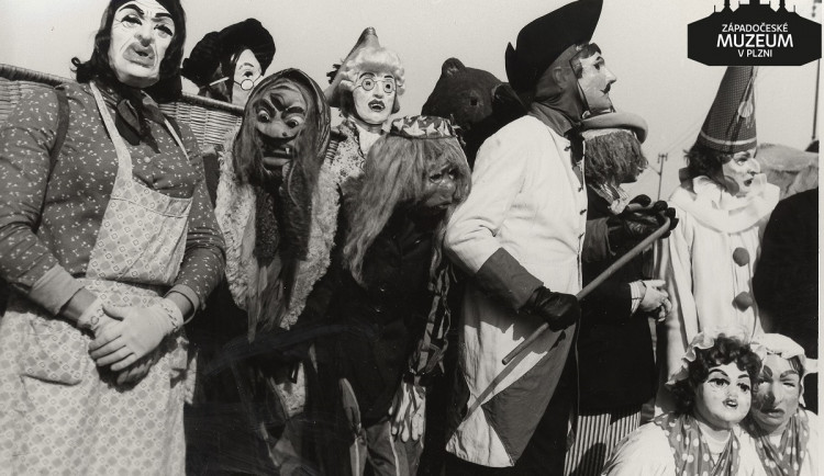 Masopustní průvod v Bušovicích roku 1975.