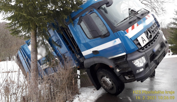 Vůz popelářů zůstal viset mimo vozovku, nejspíš sklouzl po zasněžené krajnici