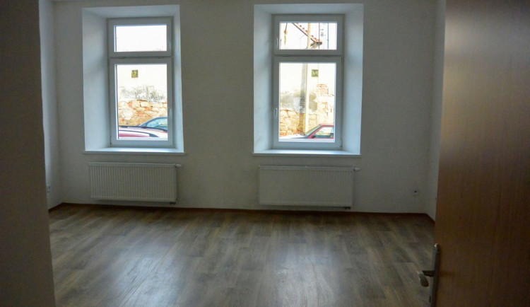 Zrekonstruovaný dům nabízí osm bytů pro sociální bydlení