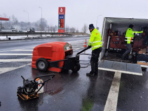 Pokud to počasí dovolí, opravují se výtluky na vozovkách