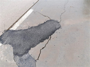 Pokud to počasí dovolí, opravují se výtluky na vozovkách