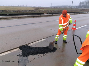 Pokud to počasí dovolí, opravují se výtluky na vozovkách