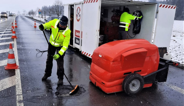 Pokud to počasí dovolí, opravují se výtluky na vozovkách