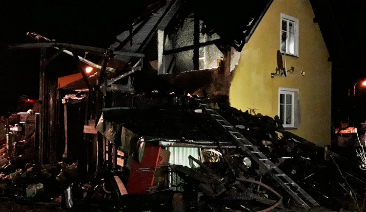 Požár zničil přístavek a střechu rodinného domu, jeden z hasičů se lehce zranil