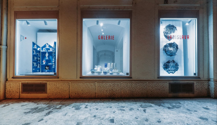Ve výlohách Galerie Ladislava Sutnara je možné obdivovat díla studentů designu keramiky
