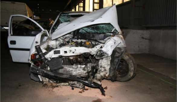 Zloděj z garáže kromě nářadí ukradl i auto, pak se vyboural a skončil v nemocnici