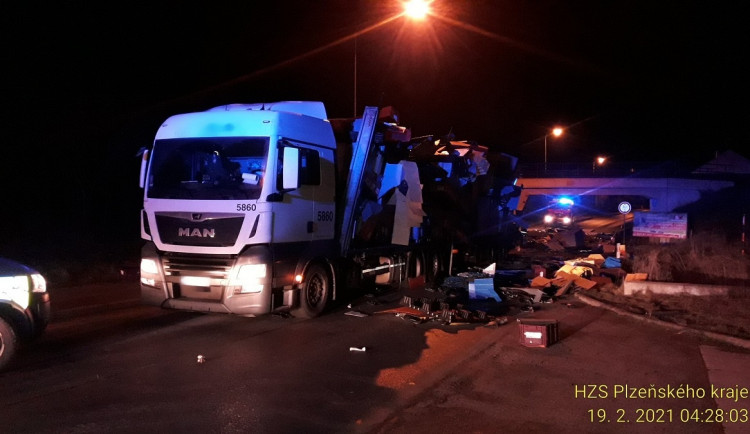 Řidič se s kamionem nevešel pod viadukt, náklad rozsypal všude kolem