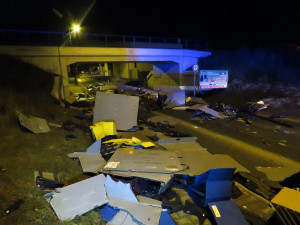 Řidič se s kamionem nevešel pod viadukt, náklad rozsypal všude kolem