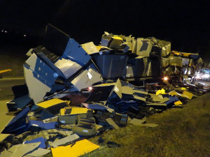 Řidič se s kamionem nevešel pod viadukt, náklad rozsypal všude kolem