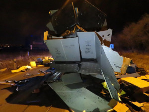 Řidič se s kamionem nevešel pod viadukt, náklad rozsypal všude kolem