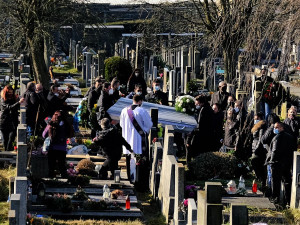 Na pohřbu obávaného recidivisty "Kominíka" napadli rozzuření pozůstalí novináře