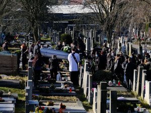 Na pohřbu obávaného recidivisty "Kominíka" napadli rozzuření pozůstalí novináře