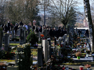 Na pohřbu obávaného recidivisty "Kominíka" napadli rozzuření pozůstalí novináře