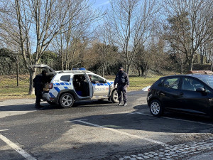 Na pohřbu obávaného recidivisty "Kominíka" napadli rozzuření pozůstalí novináře