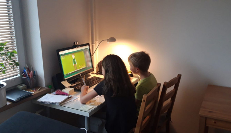 PRŮZKUM: Devět z deseti lidí je pro návrat žáků do škol